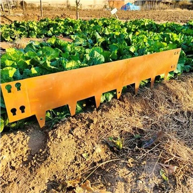 Pagar Sempadan Taman Berkarat Rumput Tepi