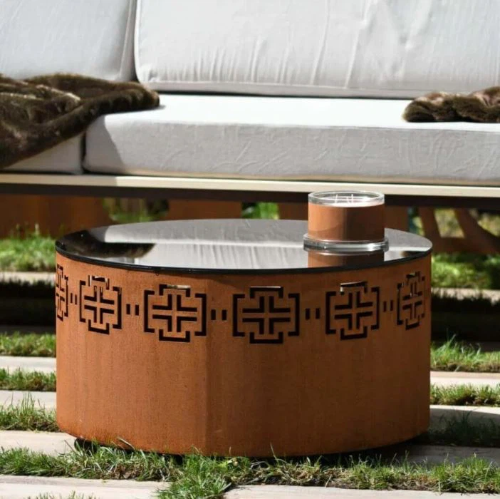 Meja corten dengan kaca